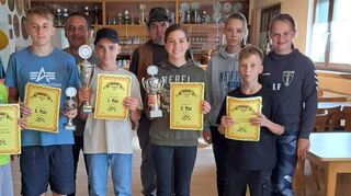 Sebastian Selber (v. l.), Ben Schmidt, Jugendschießleiter Roland Lembo, Luk Schmidt, Schießleiter Dirk Margardt, Jule van der Kloet, Lena König, Elisa Adam und Leni Flaig bei der Siegerehrung im Schützenhaus.