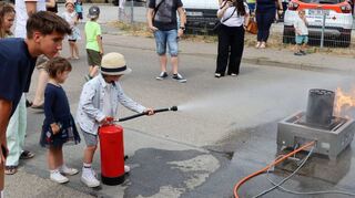 Beim Family Day dürfen sich die Kinder an der Spritzstation der Feuerwehr erfreuen. Was immer ein Gaudi ist, wie im Juli in Hockenheim zu sehen war.