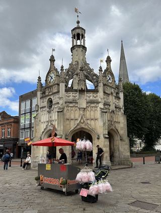 Das Marktkreuz im Zentrum der Stadt. Und davor der bunte Imbissstand.