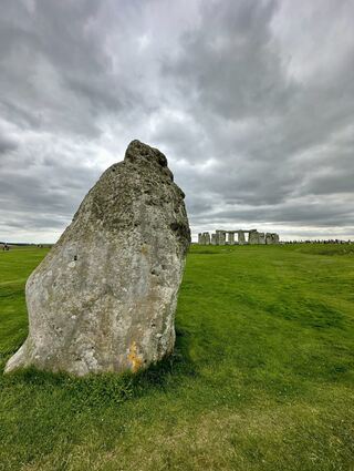 Der prähistorische Steinkreis von Stonehenge ist nicht weit weg von Chichester.
