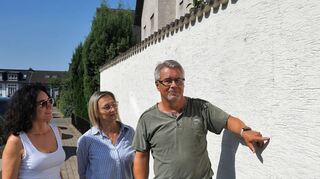 Monika Steidle (v. l.) vom CDU-Stadtverband Schwetzingen und die Hausbesitzer Monika und Volker Engelfried zeigen einen langen Riss in der Grundstücksmauer.