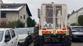 Die Vibrotrucks sind Anfang des Jahres in der Straße unterwegs, in der Volker Engelfried (hinten links) wohnt.