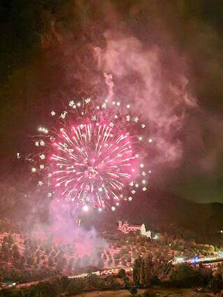 Beeindruckend war das Abschlussfeuerwerk des „Festival dei Due Mondi“ überm Tal.