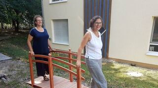 Neue Wege geht der HWBV, wie hier über die Barfußbrücke. Hier Geschäftsführerin Regine Aberle (r.) und Verwaltungsleiterin Anja Röbke.