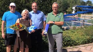 Bäderleiter Patrick Berndt (v. l.), stellvertretender Bürgermeister Bernd Kieser und Dirk Faulhaber freuen sich mit Veronika Pfister – die 50 000. Besucherin.