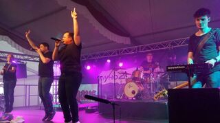 Die „who2ladies“ hüpfen und sorgen auch beim Publikum dafür: Von „Beggin“ von Mâneskin bis „Angels“ von Robbie Williams geht die Party ab.