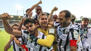 Jubel beim SV Sandhausen nach dem Elfmeterschießen gegen Hannover 96. Abu-Bekir El-Zein (2. v.l.) verwandelt den entscheidenden Elfmeter.