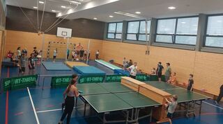 Kurzerhand wurde das Lager in die Halle verlegt, wo zahlreiche Geräte aufgebaut waren.