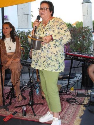 Manuela Offenloch bittet um Spenden für den guten Zweck – und wird erhört.