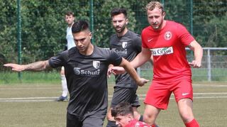 Leon Belaid (am Boden) und Til Heilmann (r.) versuchen, den Spieler von Leuters-hausen in seinem Vorwärtsdrang zu stören.