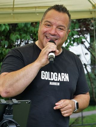Naro Vitale, der singende Pizzabäcker, brachte italienische Klassiker in den Gemeindepark.