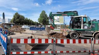 Die durch eine Ampelanlage geregelte Sperrung des Kreisels im Bereich Scheffelstraße und Odenwaldring. In der Mitte des Bilds ist ersichtlich, dass die Aufgrabung in die Mittelinsel des Kreisverkehrs verläuft und daher eine Sperrung an dieser Stelle unerlässlich gewesen ist.