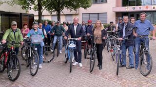 Die CDU-Radtour startet mit Alexander Föhr (Mitte) am Rathaus. Sie führt zu verschiedenen Stellen im Stadtgebiet.