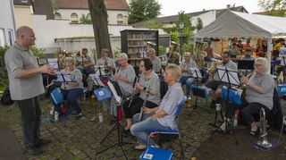 Für beste Stimmung beim Dorfbrunnenfest sorgt unter anderem der Musikverein „Harmonie“ Neulußheim mit seinem Dirigenten Thomas Sturm.