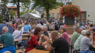 Vom Regenwetter lässt sich niemand abschrecken, schon kurz nach Beginn des Dorfbrunnenfestes findet sich kaum mehr ein Platz an den Tischen und Bänken und wo gerade mal Platz ist, versorgen sich die Menschen in dieser Zeit gerade mit Nachschub.