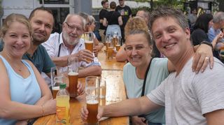 Gut gelaunte Gäste des 19. Reilinger Dorfbrunnenfestes bei ihrer Weizenbier-Probe: Nicole Hamann (v. l.), Mathias Hamann, Erich Keller, Sandra Brenner und Oliver Brenner haben ihren Spaß an dem Fest, genießen das Bier und die Blasmusik der Kapellen.