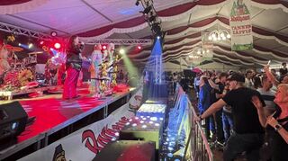 „Rokko Rubin“ und Michaela Kreiß, die an der Seite von Rokko auf der Bühne als Michi Mondstein durchgeht, ziehen das Publikum beim Backfischfest schnell auf ihre Seite.