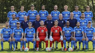 Mit dieser Mannschaft geht die Spvgg 06 Ketsch in die neue Saison: Sven Alexov (hinten v. l.) Fabio Wittmann, Benjamin Marx, Abdallah Bdiwi, Dane Rosenberger, Michael Hinzmann, Kiartiphan Juiprakhon, Manuel Merle; Kai Korpilla (Mitte v. l.), Jürgen Rosenberger, Naim Rexha (Teammanager) , Trainer Marco Rocca, Ulli Rausch (Konditionstrainer), Ralf Schweitzer (Torwarttrainer), Oguz Ünver sowie Nils Haubrich (vorne v. l.) , Gökhan Kaya, Igor Ivanovic, Julian Herzog, Jannik Hauschild, Brian Prince Oldenburg, Stephan Jung und Tom Matthias. Auf dem Bild fehlen Kemal Yildiz, Liridon Nimonaj, Daniel Marzoll, Leonce Eklou und Kristian Spaqi.
