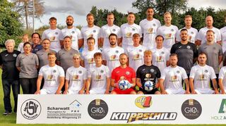 Das Team der SG ASV/DJK Eppelheim: Tim Uebele (hinten v. l.), Patrick Lehr, Tim Barth, Marcel Andorfer, Luca Bauer, Yonathan Domingos, Tim Jansen, Max Weiss, Patrick Greulich, Joel Jeremias Hildebrandt; Abteilungsleiter Achim Scharwatt (Mitte v. l.), Günther Knippschild (Sponsor) mit Tochter Coralie, Carmen Brückner (Physio), Philipp Beisel (Betreuer), Thorsten Beck (Spielleiter), Maximilian Heinl, Janik Steffen, Dennis Karl, Paul Brömmer, Giovanni Vitali (Vorsitzender Förderkreis). Sven Goos (Torwarttrainer), Frank Engelhardt (Trainer), Steffen Rittmeier (Co-Trainer) sowie Christian Hlawatsch (vorne v. l.), Josuha Hagmaier, Leon Ziemski, Paul Köhnlein, Simon Knauf, Dennis Sommer, Yannik Martin und Nino Laber.