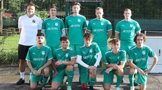 Die Neuzugänge der SG Oftersheim mit Trainer Christian Thome (hinten v. l.), Vincent Steck, Yannik Bellm, Justin Radau, Noah Knecht, (vorne v. l.) Berke Capkin, Apostolos Nasios, Fabio Debellis, Jonas Fürle und Fabian Herm.
