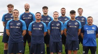 Mit diesen Neuzugängen geht die TSG Eintracht II in die neue Saison der B-Klasse: Kai Berger (hinten v. l.), Christian Kohler, Finn Renell, Oliver Matejka, Alex Hüssler sowie Mohammed Outtaleb (vorne v. l.) , Dato Gogolatze, Vincent Beinert, Kian Mirazee sowie René Rehberger (Trainer).