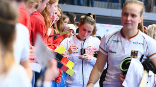 Cécile Pieper (Mitte) ist als älteste deutsche Feldspielerin nicht nur Stütze des Hockey-Nationalteams, sondern auch Vorbild für den Nachwuchs. Regelmäßig wird die 28-Jährige aus Oftersheim um Autogramme gebeten.