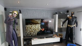 Die Batman-Filme für Fortgeschrittene: Neben dem riesigen Fernseher sorgen Großfiguren von Batman und dem Joker für die passende Stimmung.