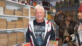 Peter Gerwig mit zwei Erstausgaben von Superman und Die Spinne, wie Spiderman ursprünglich im Deutschen hieß. Unzählige Erstausgaben und besondere Nachdrucke der unterschiedlichsten Comicreihen hat der Hockenheimer über die Jahre erstanden.