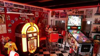 Anderes Metier, aber genau so große Sammelleidenschaft: Neben dem Esszimmer hat Peter Gerwig ein US-Diner aus Originalstücken gebaut, samt voll funktionstüchtiger Jukebox und Flipperautomat.