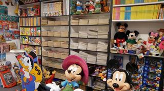 Neben Sammelfiguren und Merchandise-Artikeln umfasst die Sammlung auch unzählige Comics und Lustige Taschenbücher aus dem Disney-Kosmos.