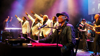 Der Sound des Motown auf der Bühne mit dem legendären Moderator Ron Williams im Vordergrund.