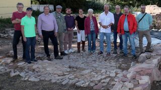 Vorsitzender Benny Schaich-Lebek (v. l.), Günter Petermann, Grabungsleiter Dr. Roland Prien, Bürgermeisterstellvertreter Peter Geng , Christian Soeder, Anja Wilhelmi-Rapp, Helga Petermann, Daniel Born, Erich Schweikert, Rainer Lochner und Jochen Lochner, auf dem zum Teil schon verfüllten Grabungsfeld.