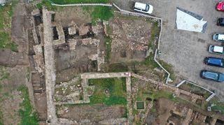 Am linken Bildrand der Ausgrabungsfläche soll das Empfangsgebäude entstehen. Die restliche Fläche zeigt den Bereich, in dem die Ausgrabungen abgeschlossen sind, der zum virtuellen Museum werden soll.