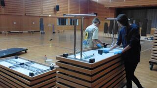 In Schiller-Schule und Fritz-Mannherz-Hallen ist in der Ferienzeit Großreinemachen angesagt. Neben professionellen Reinigungskräften bringen sich auch jugendliche Ferienhelfer mit ein.