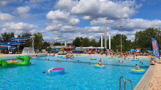Bei der Pool-Party gibt es eine Extraportion Wasserspaß und die Liegewiese soll zur Partymeile werden. Musik und Animationen wird es bei der Feier reichlich geben.