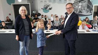 Offizielle Übergabe: Ella überreicht Thomas Jakob-Lichtenberg sein eigenes „Käseblatt“, wie die Kinder scherzhaft ihre Ferien-Zeitung nannten.