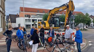 Die CDU macht bei ihrer Radtour an verschiedenen Orten im Gemeindegebiet halt. Auch diese Baustelle gehört dazu.