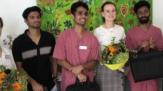 Herzlich willkommen geheißen im Team: Pflegekraft Caroline Meier (v.l.) mit Aswin Kallumada Lohithakshan, Anjalo Kudilingal Chacko, Pflegekraft Nathalie Kirst, Joel Anton, Abiya Simethy und Arun Krishna. Sie freuen sich schon auf ihre Ausbildung.
