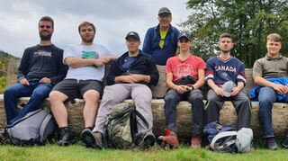 Die Wandergruppe des TTC Ketsch ruht sich am fast 1500 Meter hohen Feldberg aus und nimmt bei dieser Gelegenheit auch ein Erinnerungsfoto auf.
