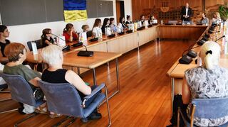 Die Gäste aus der Ukraine besuchen den Roland-Seidel Saal, in dem sonst der Gemeinderat tagt. Bürgermeister Pascal-Seidel (M.) erzählt ein wenig über Oftersheim.