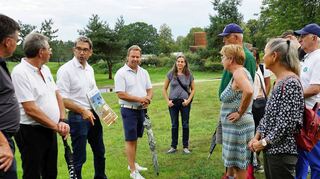 Rundgang nach dem großen Regen über den Golfplatz Rheintal. Eingeladen hat der Grünen-Landtags-abgeordnete Dr. Andre Baumann (3. v. l.), der dem Dünenareal schon lange verbunden ist.