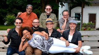 Die Funk- und Soulband Amokoma feiert in diesen Tagen ihren 40. Geburtstag. Bandchef Oliver Rosenberger (hinten, Mitte) freut sich auf eine tolle Party im Schwetzinger Schloss, zu der viele ehemalige Amokoma-Musiker erwartet werden.