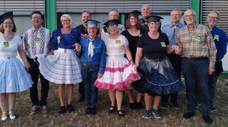 Einfach fesch: die Spargel Spinners bei der Graduation. Sie betreiben Square Dance, ein Volkstanz, der in den USA seine Ursprünge hat.