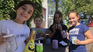 Mina (v.l.), Leah, Helena und Romina präsentieren ihre Kunstwerke.