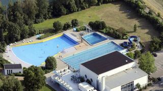 Das Freibad entwickelte sich, erhielt ein eigenes, abgetrenntes Springerbecken, eine Rutsche oder ein Technikhäuschen (l.).