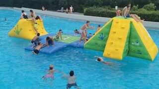 Zur Feier des Tages ist die Aquastation von 10 bis 14 Uhr im Wellenbad aufgebaut. Ab 15 Uhr kommen dann die Wellenfanatiker wieder auf ihre Kosten.