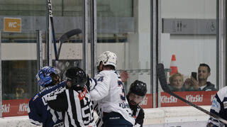 Tom Kühnhackl (rechts) kassierte mit den Adlern Mannheim im ersten Testspiel eine Niederlage gegen die Iserlohn Roosters.