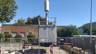 Die provisorische Mobilfunkantenne ist auf dem Parkplatz „Am alten Messplatz“ aufgebaut. Durch den Platz, den der Anhänger einnimmt, entfallen einige Stellplätze.