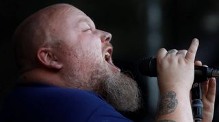 Andreas Kümmert & Band begeistern bei Sommer im Schloss. Der Sänger besticht dabei mit seiner außergewöhnlich beein-druckenden Stimme.