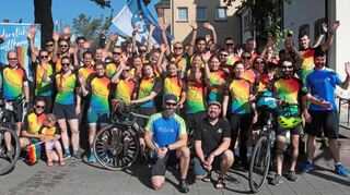 Die Fahrer der Regenbogentour spenden an Krebs erkrankten Kinder und deren Eltern Mut und Hoffnung.